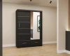 Schwarzer Schiebetürenschrank mit Spiegel und zwei Schubladen im Schlafzimmer