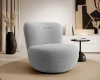 Hellgrauer Bouclé-Drehsessel in einem minimalistischen Wohnzimmer-Ambiente.