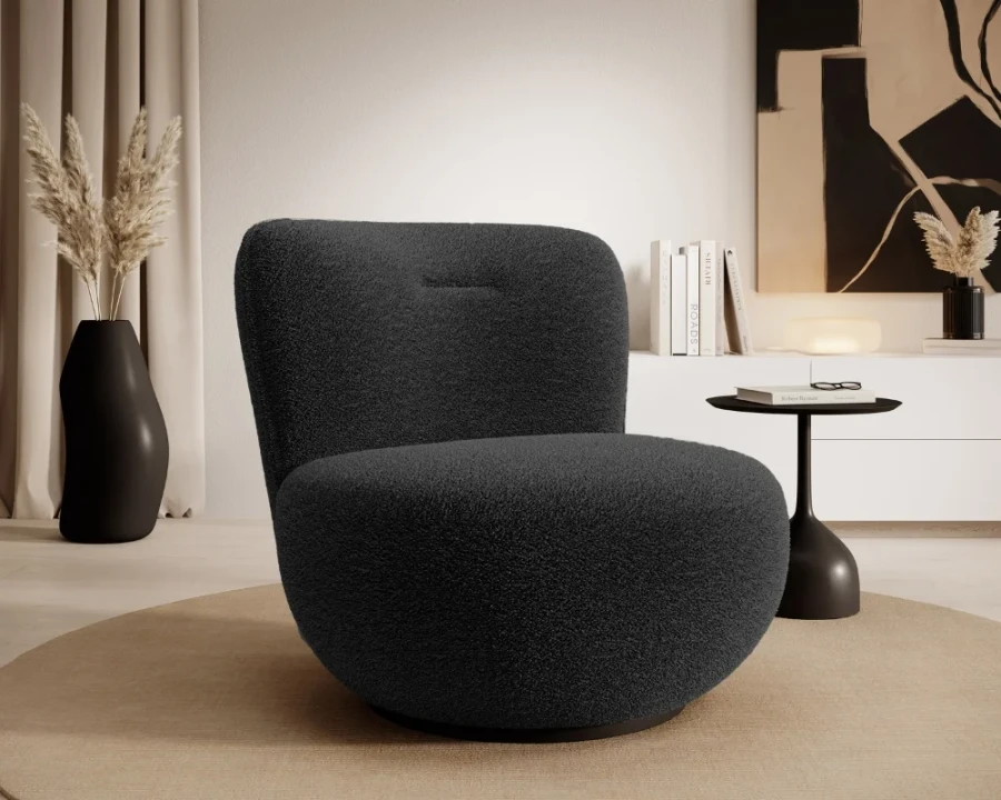Dunkelgrauer Bouclé-Drehsessel auf einem runden Teppich in modernem Design.