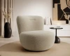 Beiger Bouclé-Drehsessel in einem stilvollen Raum mit minimalistischer Deko.