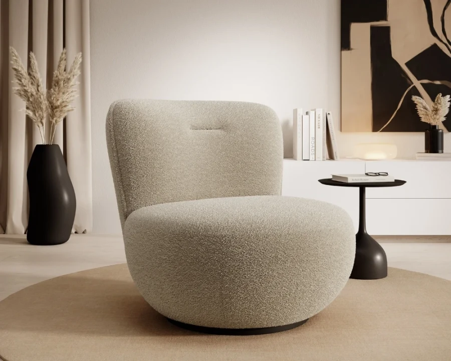 Beiger Bouclé-Drehsessel in einem stilvollen Raum mit minimalistischer Deko.