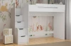 Weißes Hochbett für Kinder mit Treppenstufen-Schubladen und Dschungel-Tapete.