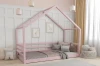 Rosa Kinderbett in Hausform mit Rausfallschutz und dekorativen Kissen im Mädchenzimmer.