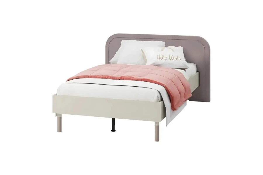 Einzelbett in Weiß mit taupefarbenem Kopfteil, rosa Decke und dekorativen Kissen vor weißem Hintergrund.