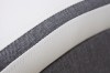 Stoffdetail Sofa: Kombination aus weißem Kunstleder und grauem Webstoff.