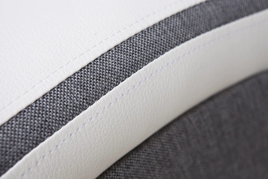Stoffdetail Sofa: Kombination aus weißem Kunstleder und grauem Webstoff.