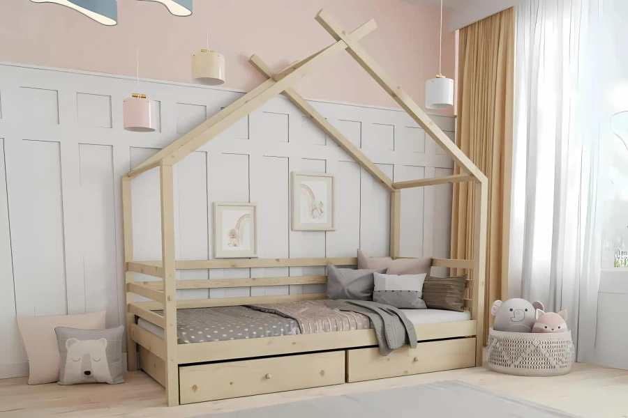 Hausbett aus Naturholz für Kinder mit integrierten Schubladen und gemütlicher Bettwäsche im Kinderzimmer.