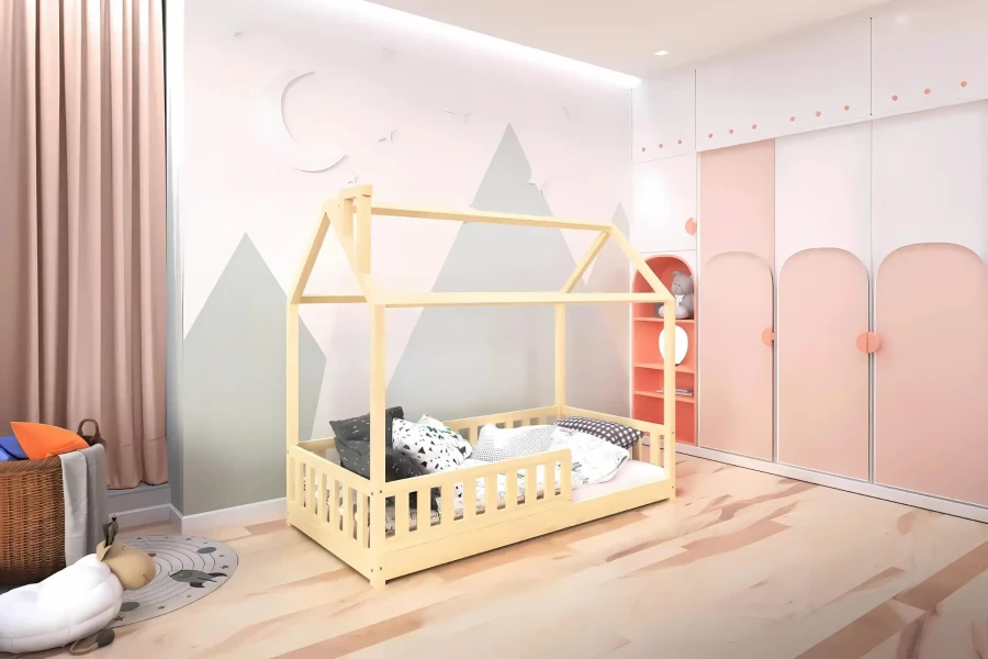 Eingerichtetes Kinderzimmer mit Hausbett, Berg-Wandgestaltung und hellen Möbeln.