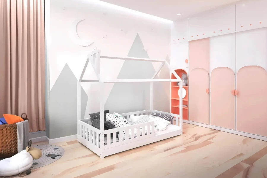 Weißes Kinderhausbett in einem rosa-weißen Mädchenzimmer mit Wandtattoo in Bergoptik.