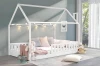 Kinderzimmer-Deko: Weißes Hausbett mit Lichterkette und gemütlichen Kissen dekoriert.