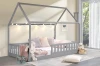Gemütliches Kinderhausbett in Grau mit stimmungsvoller Lichterkette und rosa Kissen.