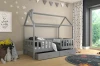 Eingerichtetes Kinderzimmer mit grauem Hausbett, Sternenwand und Weltraum-Teppich.