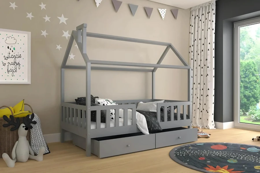 Eingerichtetes Kinderzimmer mit grauem Hausbett, Sternenwand und Weltraum-Teppich.