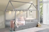 Gemütliches graues Kinder-Hausbett mit Lichterkette und Dekokissen im hellen Raum.