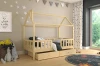 Gemütliches Kinderzimmer mit einem Hausbett aus Holz, Sternenwanddeko und einem runden Teppich.