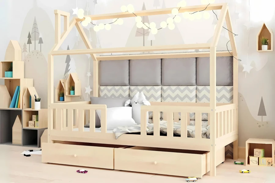 Hausbett für Kinder aus Naturholz dekoriert mit einer Lichterkette und grauen Polsterpaneelen.