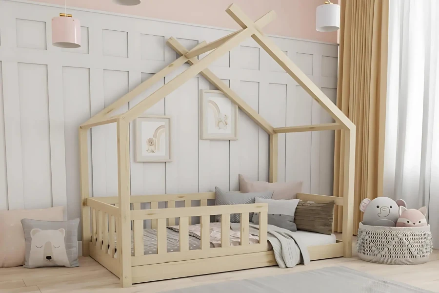 Hausbett aus Kiefernholz für Kinder mit Rausfallschutz und gemütlicher Deko.