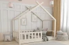 Weißes Hausbett für Kinder mit Rausfallschutz und Kissen im modernen Kinderzimmer.