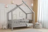 Stilvolles graues Kinderbett in Hausform mit Lattenzaun-Design und passenden Kissen.