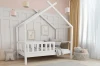 Weißes Hausbett aus Massivholz für das Kinderzimmer, sicher und modern gestaltet.