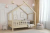 Skandinavisches Hausbett aus Naturholz mit Rausfallschutz für ein gemütliches Kinderzimmer.