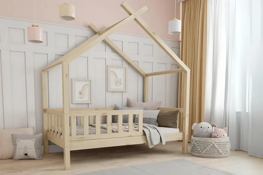 Skandinavisches Hausbett aus Naturholz mit Rausfallschutz für ein gemütliches Kinderzimmer.
