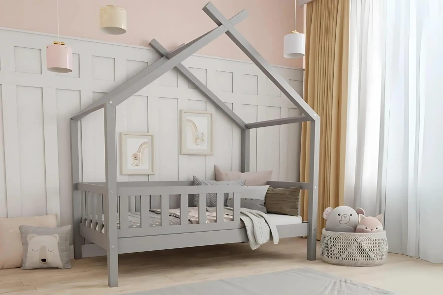 Graues Kinderbett in Hausform mit Rausfallschutz in einem gemütlichen Zimmer.
