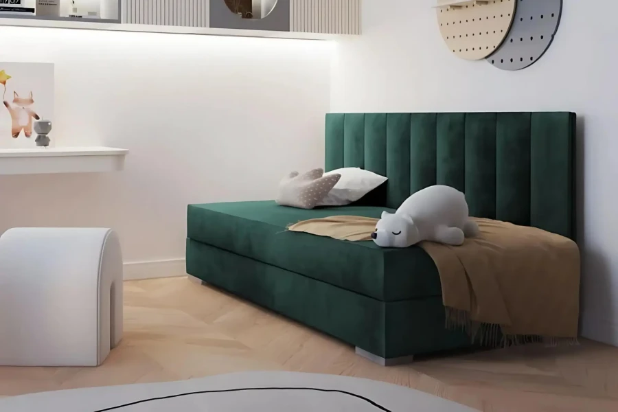 Dunkelgrünes Polsterbett mit vertikal gestepptem Kopfteil in einem hellen Kinderzimmer.