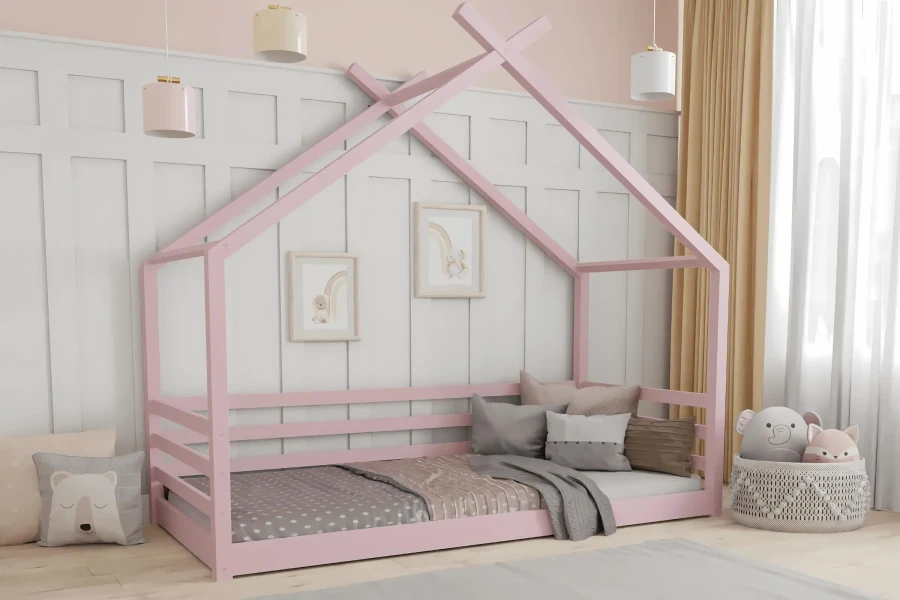 Rosa Hausbett aus Holz für das Kinderzimmer mit gemütlicher Dekoration und Kissen.