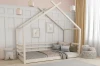 Weißes Kinder-Hausbett aus Holz in einem gemütlich eingerichteten Zimmer.