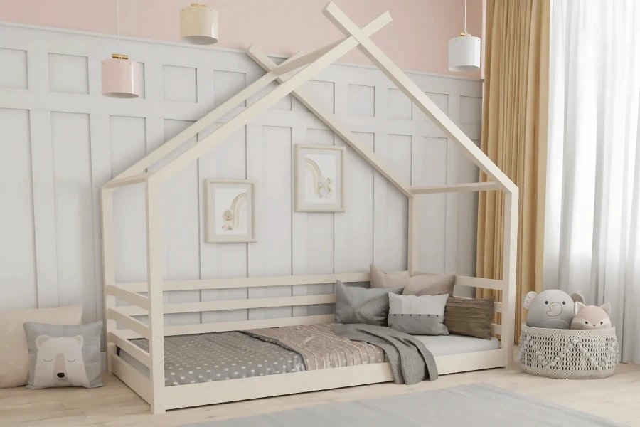 Weißes Kinder-Hausbett aus Holz in einem gemütlich eingerichteten Zimmer.