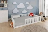 Modernes Kinderzimmer mit weißem Bodenbett, grauer Bettwäsche und dekorativen Wolken an der Wand.