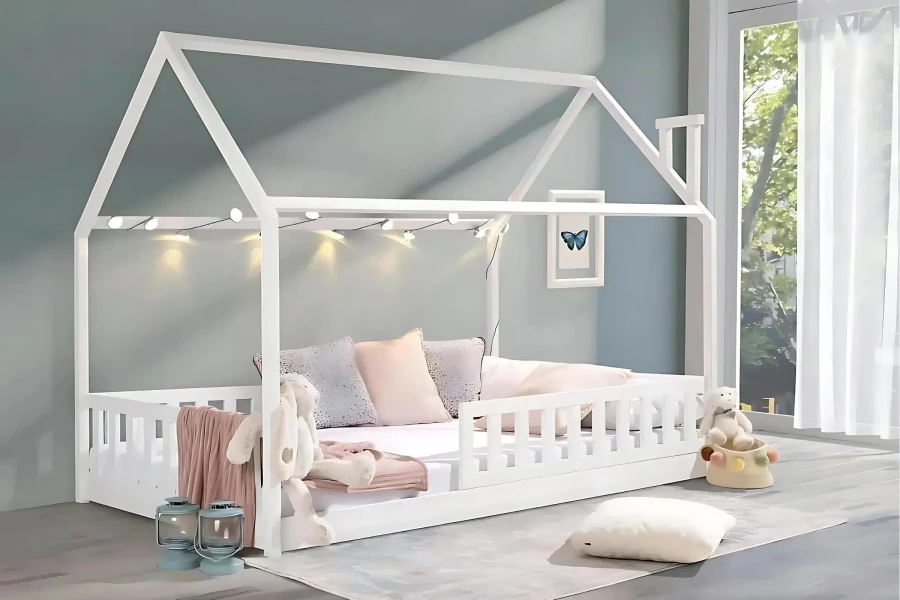 Dekoriertes Hausbett für Kinder mit Lichterkette und gemütlichen Kissen