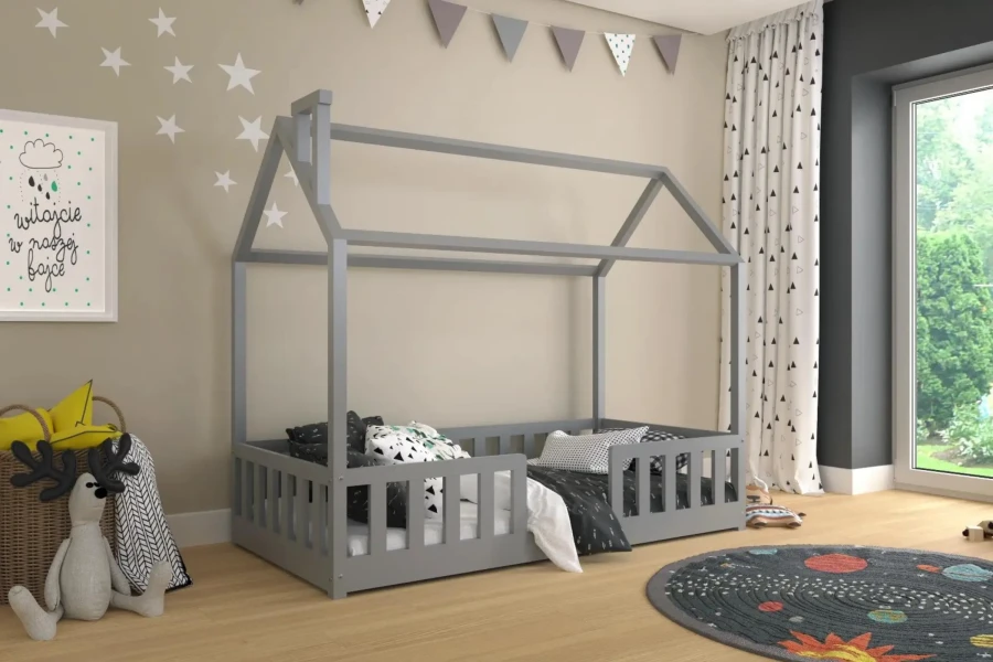 Graues Hausbett im Kinderzimmer mit Sternen-Wandsticker und Weltraum-Teppich.