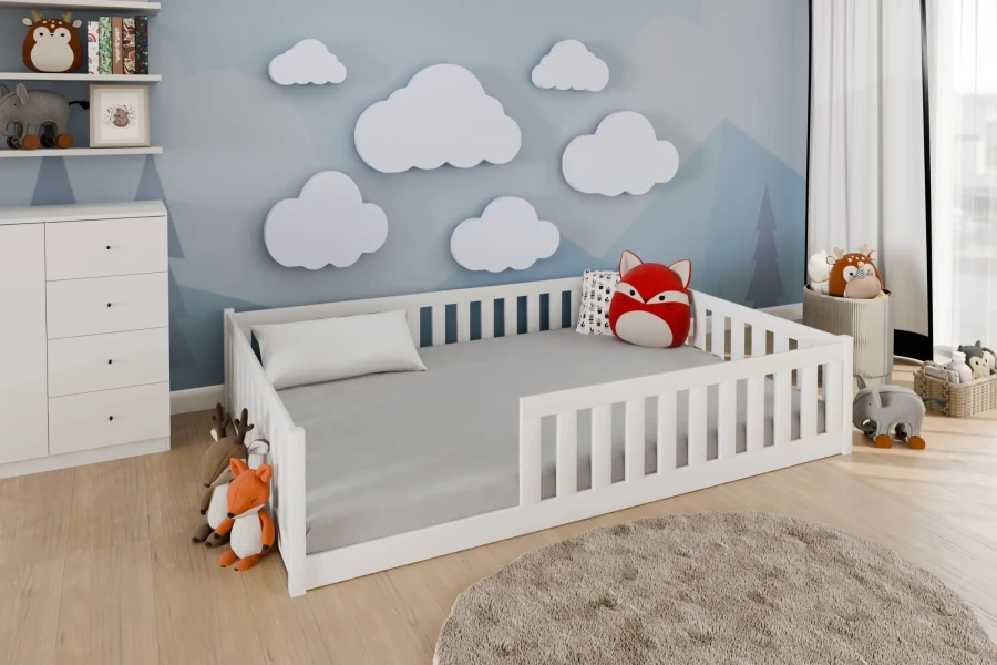 Weißes Kinderbett im Montessori-Stil in einem hellen, freundlich eingerichteten Kinderzimmer.