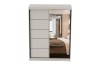 Weißer Schwebetürenschrank mit Spiegeltür und eleganten horizontalen Fräsungen.