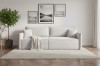 Gemütliches hellgraues Stoffsofa in modernem Wohnzimmer-Ambiente mit Dekoration.