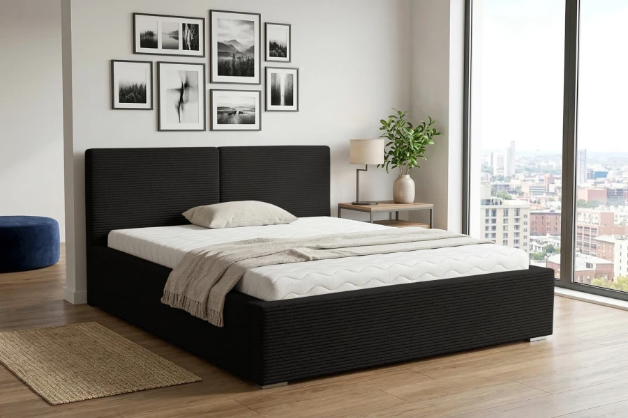 Modernes schwarzes Polsterbett in hellem Schlafzimmer mit Stadtblick