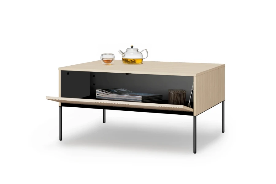 Couchtisch in Eiche-Optik mit aufklappbarem Fach, Teekanne und schwarzen Metallbeinen.