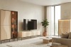 Skandinavisches Wohnzimmer-Set mit TV-Lowboard und beleuchteter Vitrine.