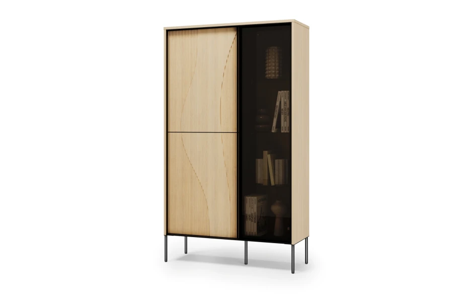Moderner Vitrinenschrank FAVOS mit strukturierter Holzfront und dunkler Glasseite.