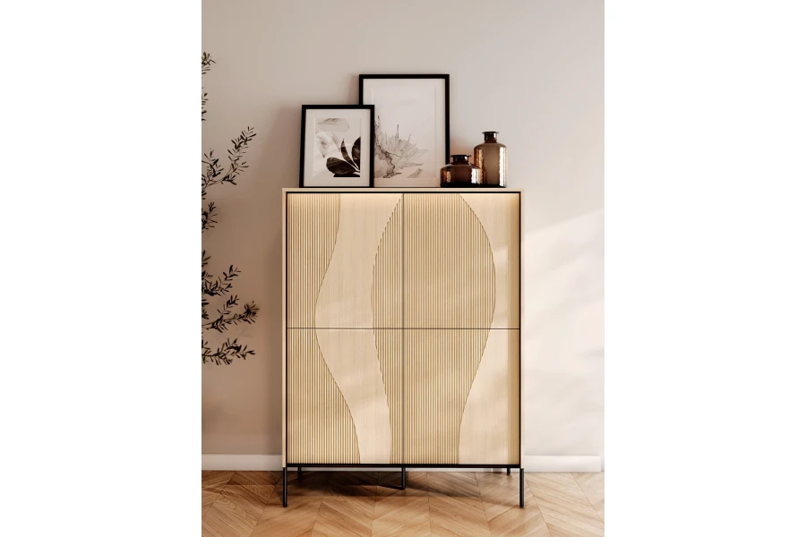 Hohes Sideboard in Vincenza Eiche gebleicht mit schwarzen Metallbeinen und dekorativen Wellenfronten.