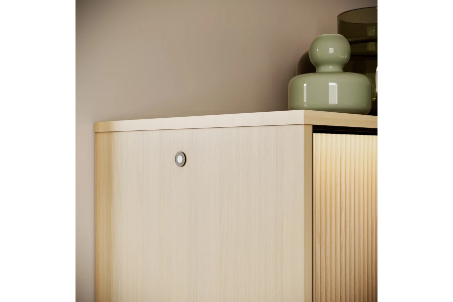 Detailansicht induktiver Schalter und integrierte LED-Beleuchtung an einem modernen Holzschrank.