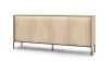 Elegantes Sideboard FAVOS 04 mit wellenförmiger Front in hellem Holz und schwarzen Metallbeinen.