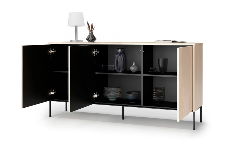 Sideboard FAVOS 04 geöffnet: Viel Stauraum im schwarzen Innenraum für Geschirr und Dekoration.