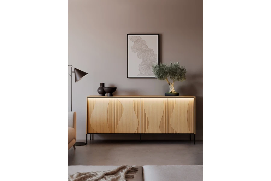 Modernes Sideboard in Eiche hell mit 4 Türen, Wellenmuster und integrierter LED-Beleuchtung.