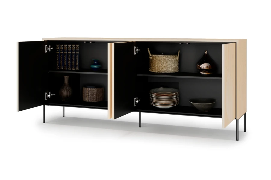 Eingeräumtes Sideboard der Favos Kollektion mit viel Stauraum für Geschirr und Dekoration in Schwarz und Holz.