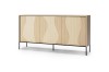 Modernes Sideboard aus hellem Holz mit Wellenmuster und schwarzen Metallbeinen vor weißem Hintergrund.