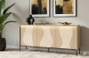 Elegantes Sideboard aus hellem Holz mit dekorativem Wellenmuster im Wohnzimmer.
