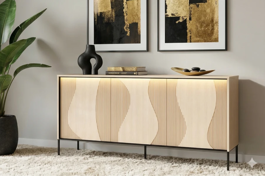 Elegantes Sideboard aus hellem Holz mit dekorativem Wellenmuster im Wohnzimmer.